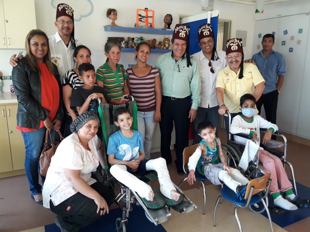 Rainer y los invitados a sus cumpleaños en el lindo salón de escuela del Hospital Domingo Luciani.